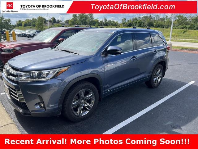 Photo of 2019 Shoreline Blue Pearl Toyota Highlander Hybrid