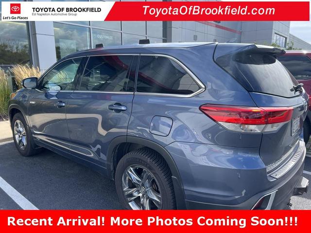 Photo of 2019 Shoreline Blue Pearl Toyota Highlander Hybrid