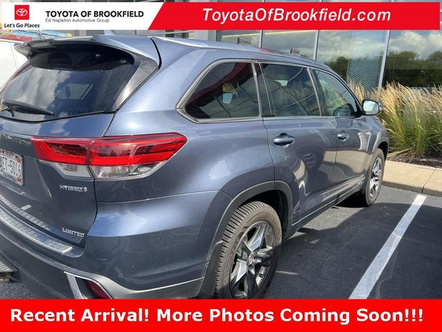 Photo of 2019 Shoreline Blue Pearl Toyota Highlander Hybrid