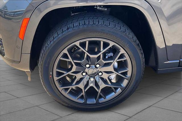 Photo of 2025 Baltic Gray Metallic Clearcoat Jeep Grand Cherokee L