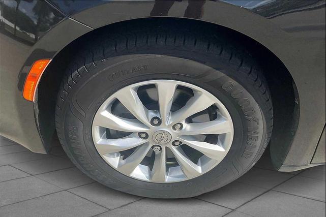 Photo of 2018 Brilliant Black Crystal Pearlcoat Chrysler Pacifica