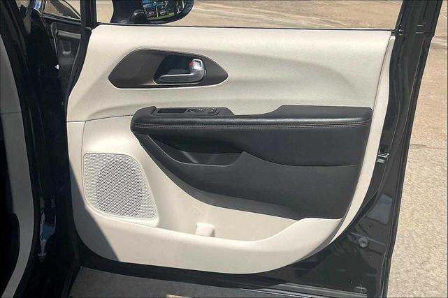 Photo of 2018 Brilliant Black Crystal Pearlcoat Chrysler Pacifica