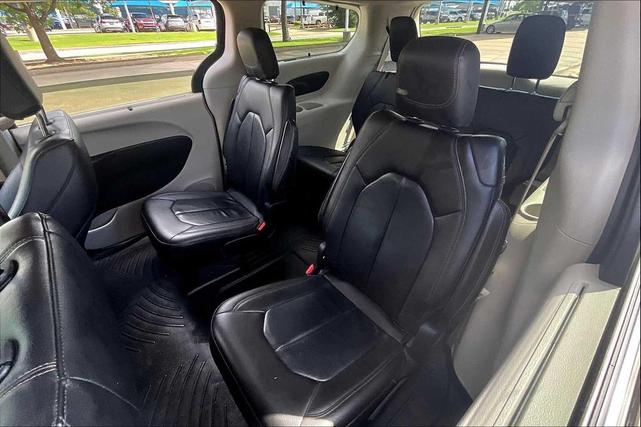 Photo of 2018 Brilliant Black Crystal Pearlcoat Chrysler Pacifica