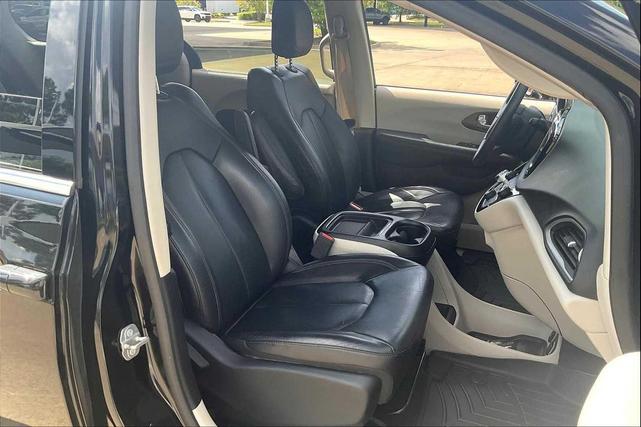 Photo of 2018 Brilliant Black Crystal Pearlcoat Chrysler Pacifica
