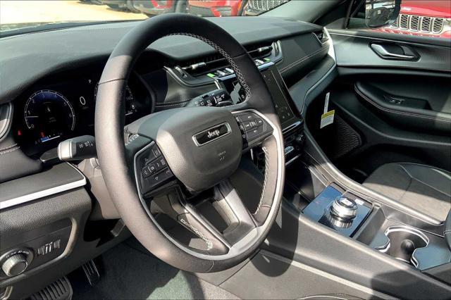 Photo of 2025 Diamond Black Crystal Pearlcoat Jeep Grand Cherokee L