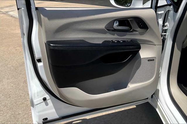 Photo of 2018 Bright White Clearcoat Chrysler Pacifica