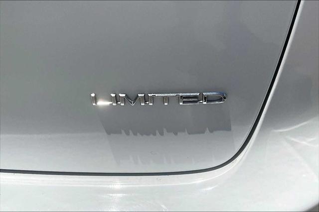 Photo of 2018 Bright White Clearcoat Chrysler Pacifica