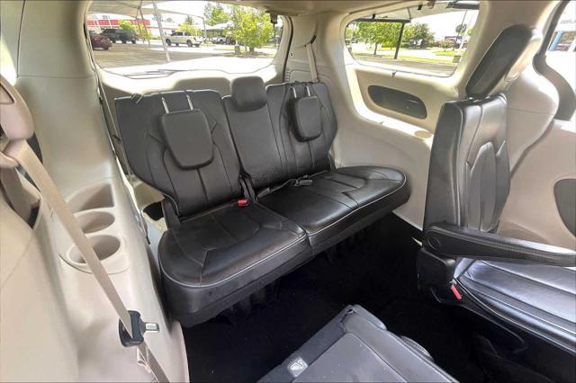 Photo of 2018 Bright White Clearcoat Chrysler Pacifica