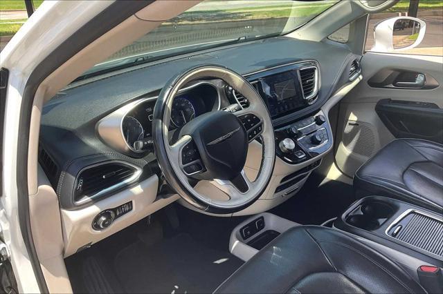 Photo of 2018 Bright White Clearcoat Chrysler Pacifica