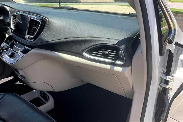 Photo of 2018 Bright White Clearcoat Chrysler Pacifica