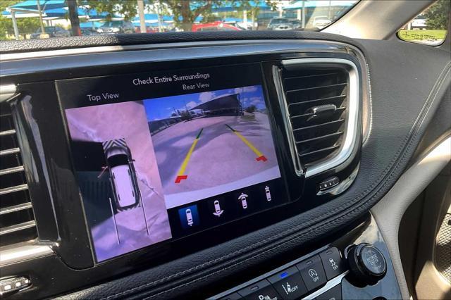 Photo of 2018 Bright White Clearcoat Chrysler Pacifica