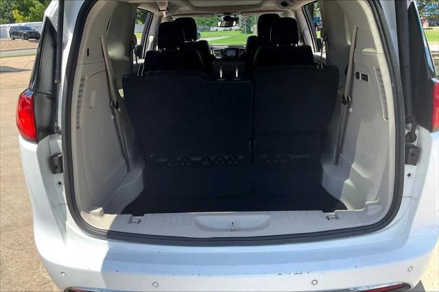 Photo of 2018 Bright White Clearcoat Chrysler Pacifica