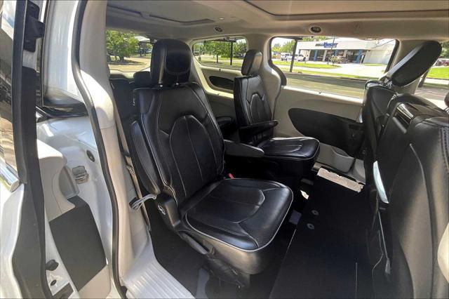 Photo of 2018 Bright White Clearcoat Chrysler Pacifica