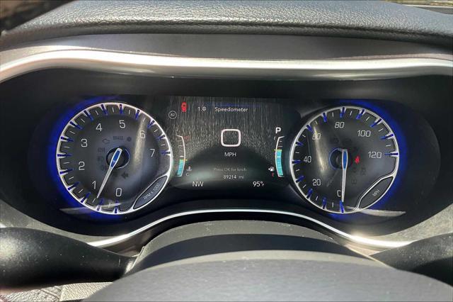 Photo of 2018 Bright White Clearcoat Chrysler Pacifica