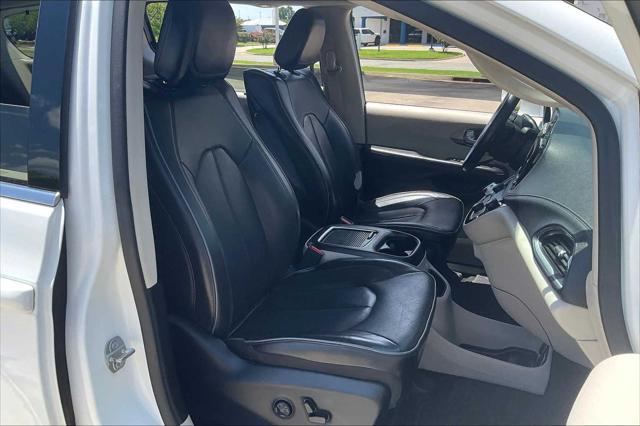 Photo of 2018 Bright White Clearcoat Chrysler Pacifica