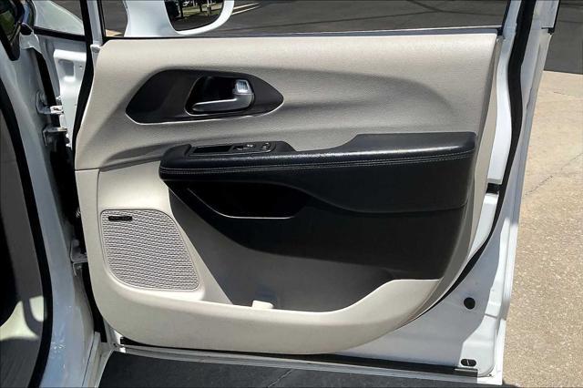 Photo of 2018 Bright White Clearcoat Chrysler Pacifica