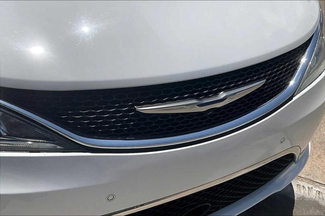 Photo of 2018 Bright White Clearcoat Chrysler Pacifica