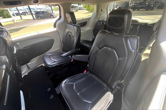 Photo of 2018 Bright White Clearcoat Chrysler Pacifica