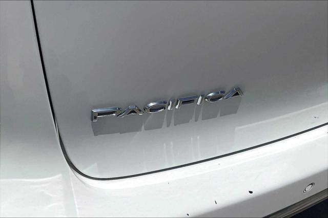 Photo of 2018 Bright White Clearcoat Chrysler Pacifica