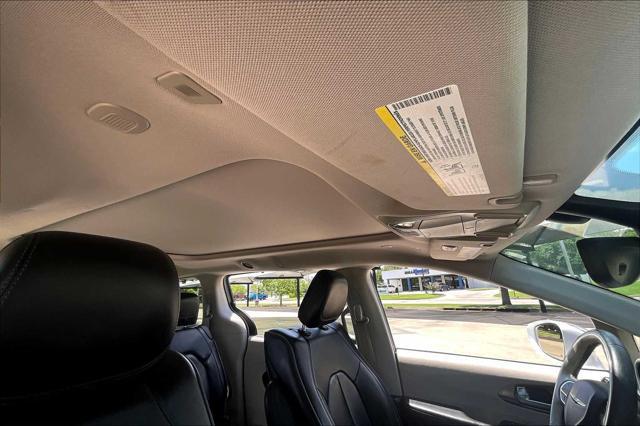 Photo of 2018 Bright White Clearcoat Chrysler Pacifica