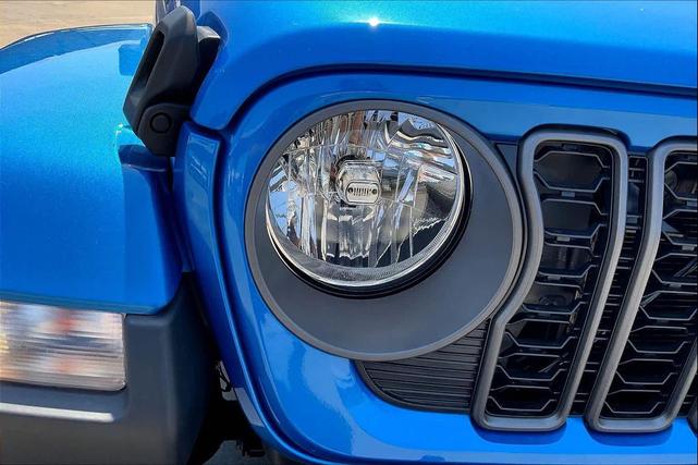 Photo of 2025 Blue Jeep Gladiator