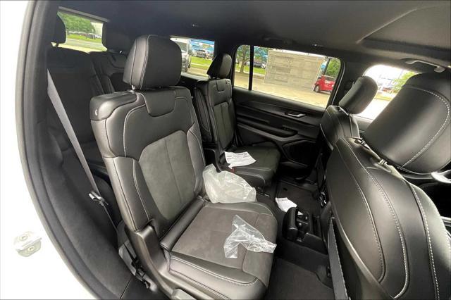 Photo of 2025 Bright White Clearcoat Jeep Grand Cherokee L