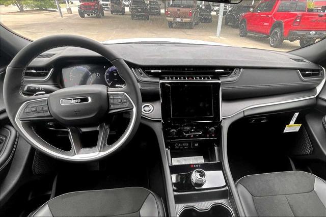Photo of 2025 Bright White Clearcoat Jeep Grand Cherokee L