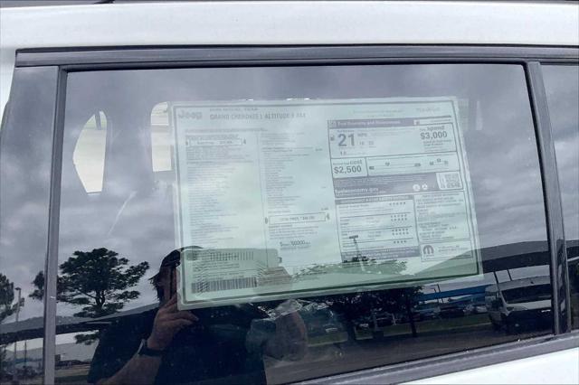 Photo of 2025 Bright White Clearcoat Jeep Grand Cherokee L