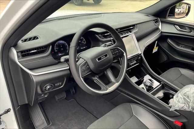 Photo of 2025 Bright White Clearcoat Jeep Grand Cherokee L