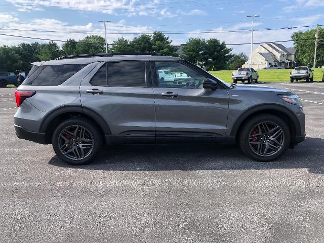 Photo of 2025 CARBONIZED GRAY METALLIC Ford Explorer