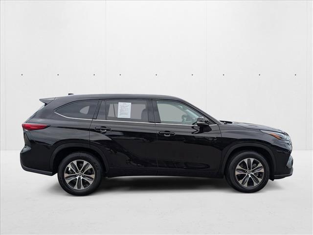 Photo of 2022 Midnight Black Metal Toyota Highlander
