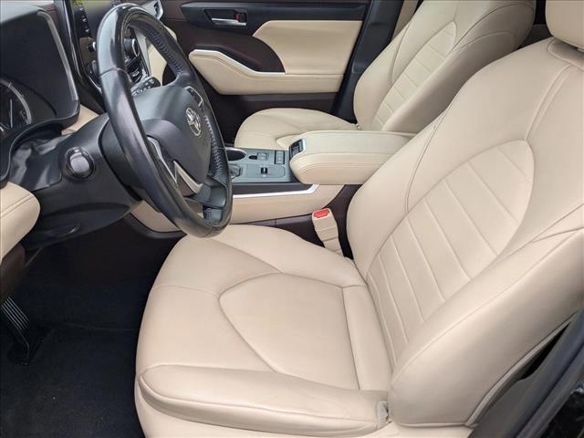 Photo of 2022 Midnight Black Metal Toyota Highlander