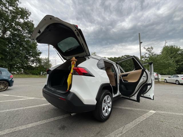 Photo of 2019 Super White Toyota RAV4
