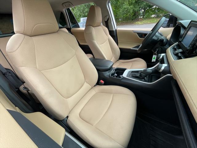 Photo of 2019 Super White Toyota RAV4
