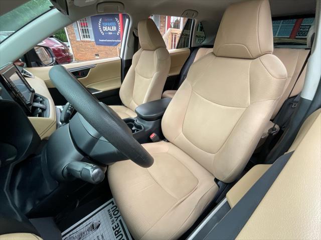 Photo of 2019 Super White Toyota RAV4