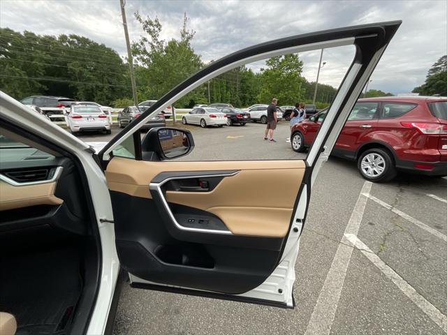 Photo of 2019 Super White Toyota RAV4