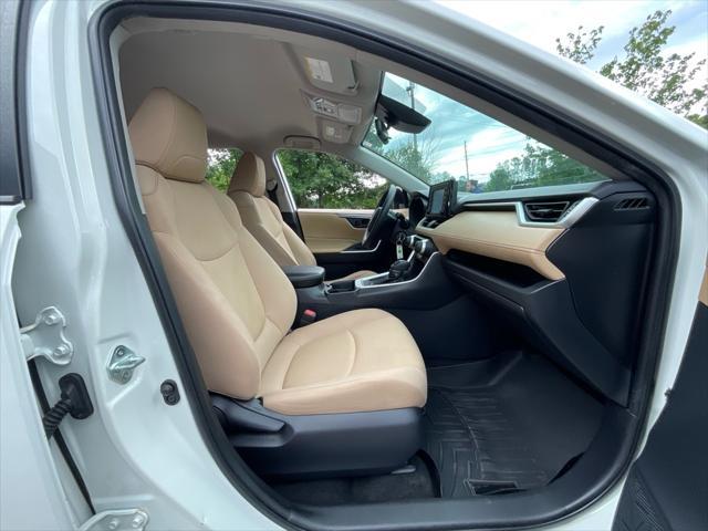 Photo of 2019 Super White Toyota RAV4