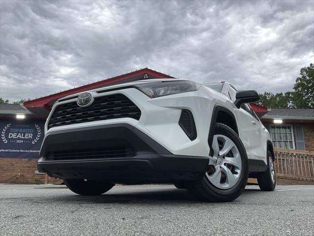 Photo of 2019 Super White Toyota RAV4