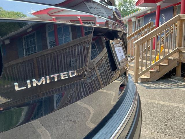 Photo of 2018 Shadow Black Ford Explorer