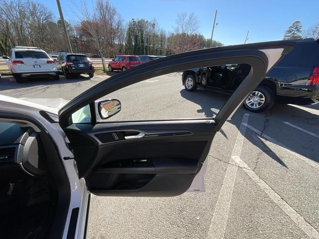 Photo of 2013 WHITE Ford Fusion
