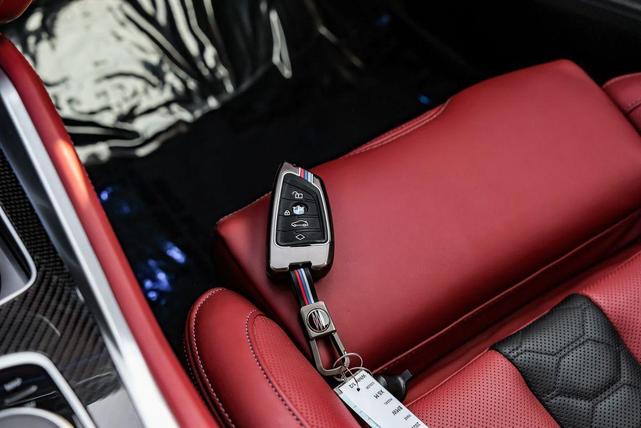 Photo of 2023 Mineral White Metallic BMW X6 M