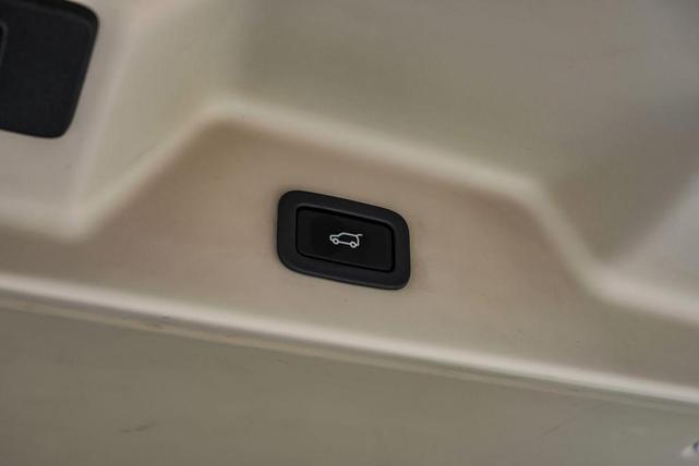 Photo of 2014 Fuji White Land Rover Range Rover