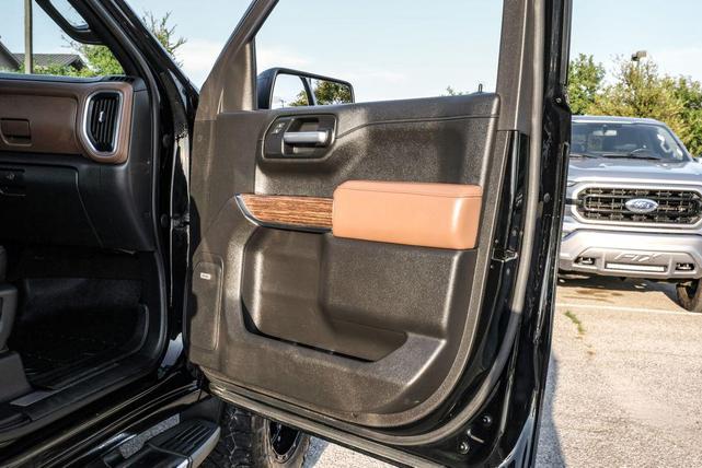 Photo of 2021 Black Chevrolet Silverado 1500