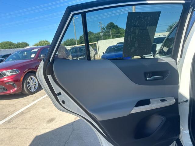 Photo of 2022 Blizzard Pearl Toyota Venza