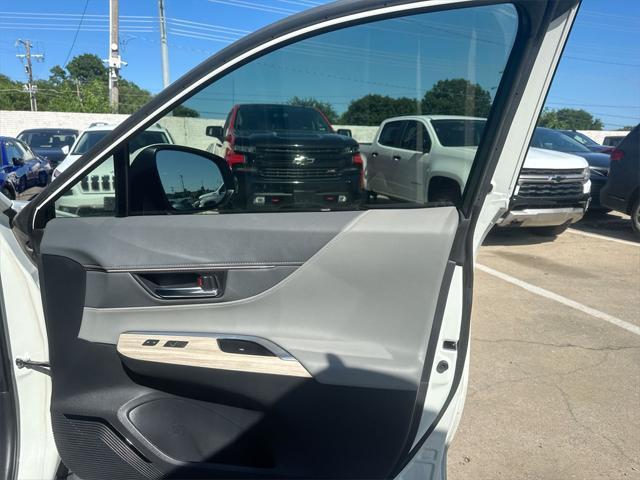 Photo of 2022 Blizzard Pearl Toyota Venza