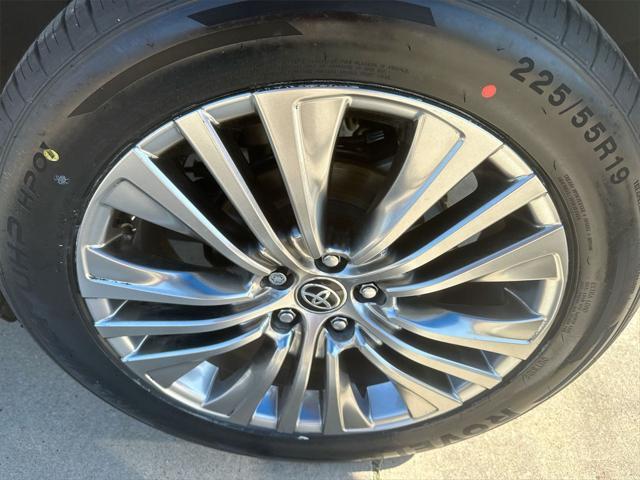 Photo of 2022 Blizzard Pearl Toyota Venza