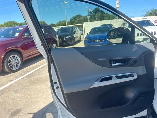 Photo of 2022 Blizzard Pearl Toyota Venza