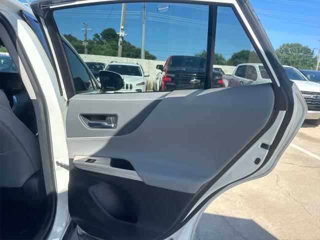 Photo of 2022 Blizzard Pearl Toyota Venza