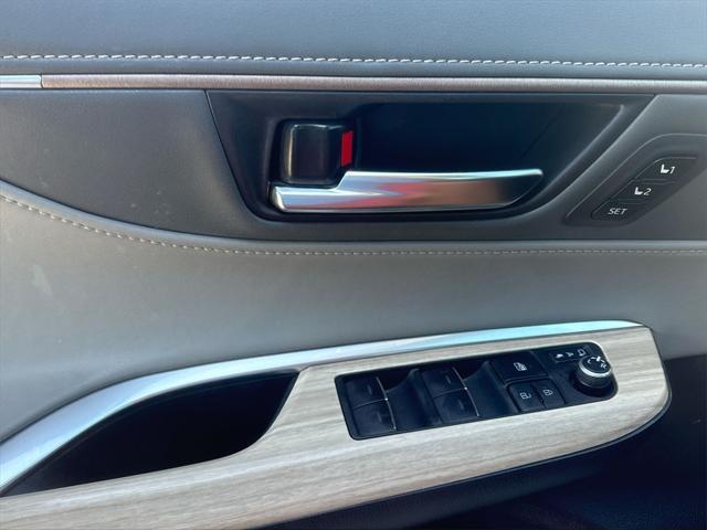 Photo of 2022 Blizzard Pearl Toyota Venza