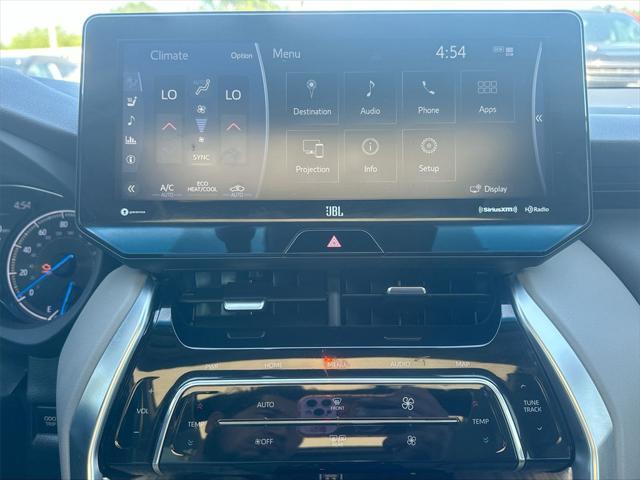 Photo of 2022 Blizzard Pearl Toyota Venza